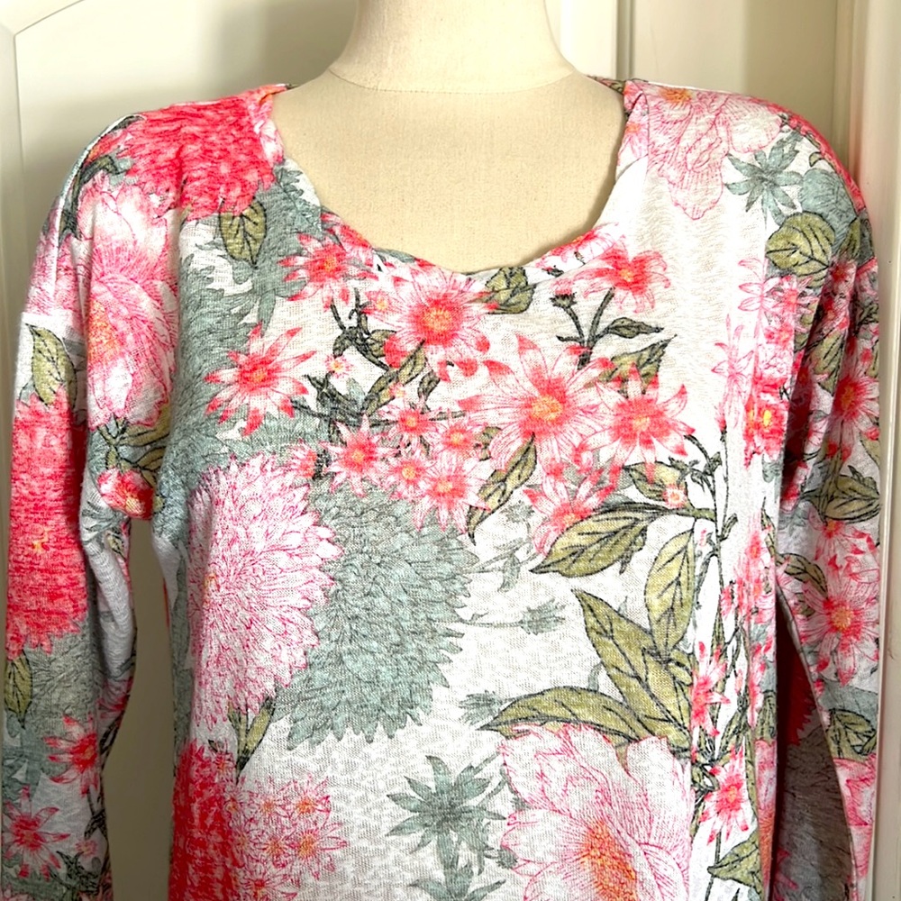Floral Top~Asymmetrical / Bobeau - Picture 3 of 7